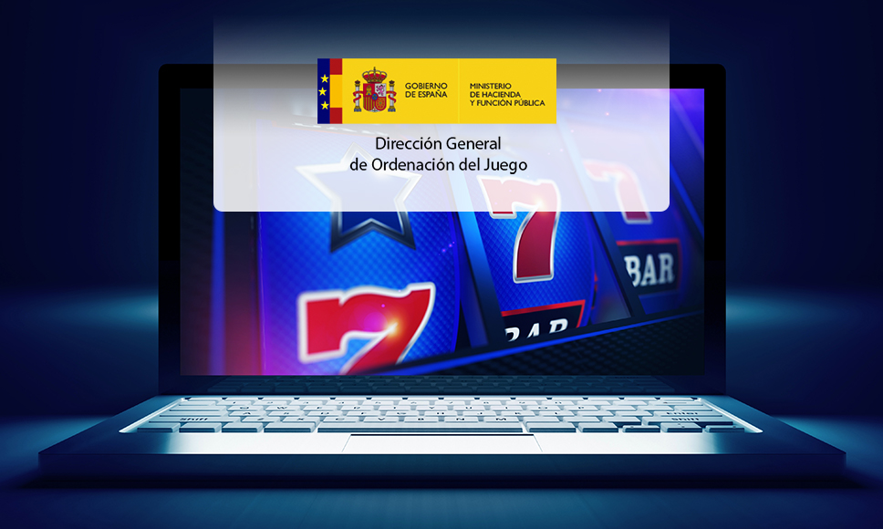 Ordenador portátil mostrando el logo de la DGOJ sobre una pantalla con tragamonedas online.