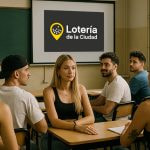 Jóvenes en un aula escuchando una presentación de la Lotería de la Ciudad de Buenos Aires sobre apuestas ilegales y concientización digital.