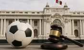 Balón de fútbol y mazo judicial frente al Congreso del Perú, representando la nueva legislación contra el amaño deportivo.