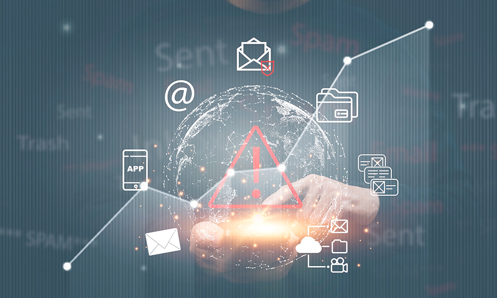 Mano tocando un ícono de advertencia digital con símbolos de correo, nube y seguridad en pantalla.