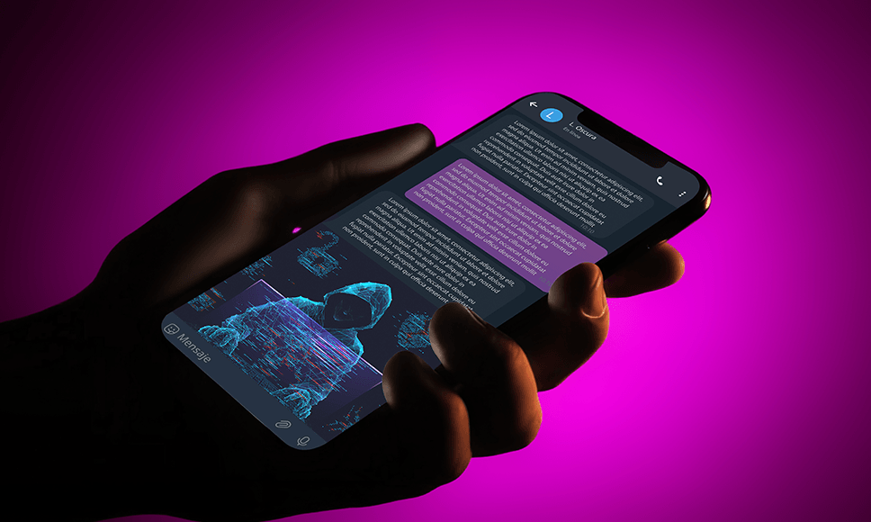 Conversación en un móvil con imagen de hacker que representa el anonimato y los riesgos en Telegram.