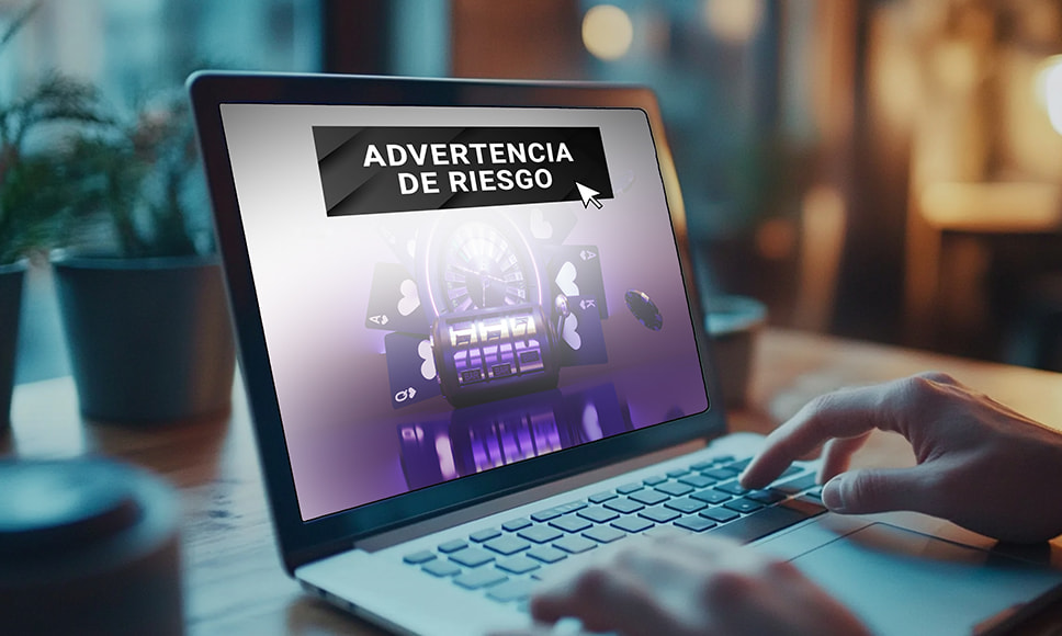 Ordenador portátil con un mensaje de advertencia sobre los riesgos del juego en un casino online.