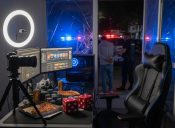 Estudio de streaming desordenado con policías arrestando a un joven frente a la ventana.