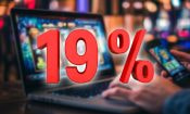 Portátil con un juego de casino online y un gran número rojo del 19% en primer plano.