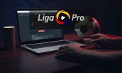 Ordenador con una web de apuestas deportivas y un balón de fútbol junto al logotipo de LigaPro.