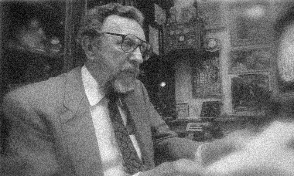 Retrato vintage en blanco y negro del matemático Stefan Mandel en su despacho.