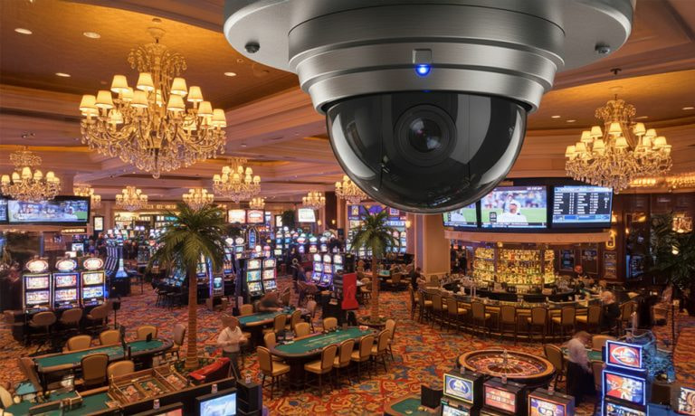Cámara de seguridad instalada en el techo de un casino.