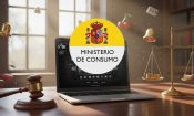 Portátil junto a un mazo judicial y una balanza con el logotipo del Ministerio de Consumo.