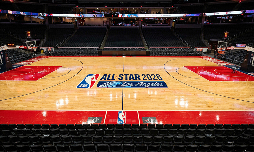 Cancha vacía con el logo “NBA All-Star 2026 Los Angeles” en el centro.