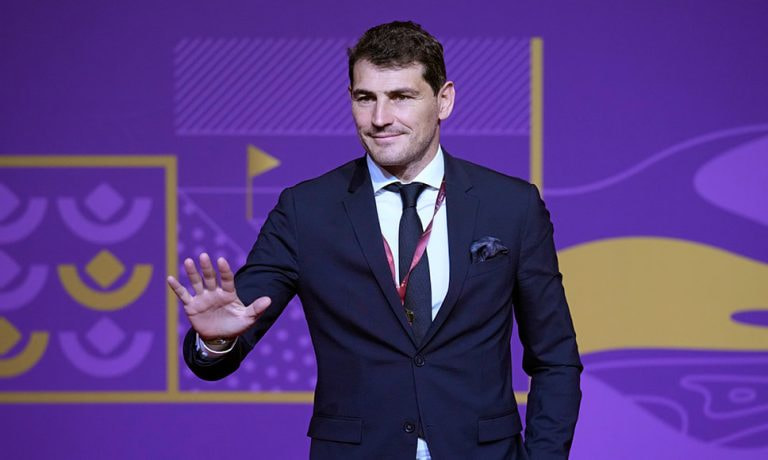 Iker Casillas, ex-portero de la selección española de fútbol, saludando en escenario corporativo.