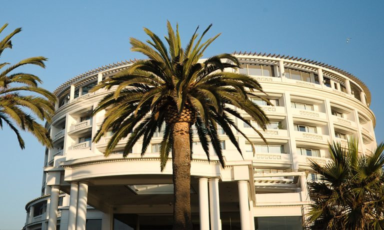 Edificio de casino con palmeras en el exterior