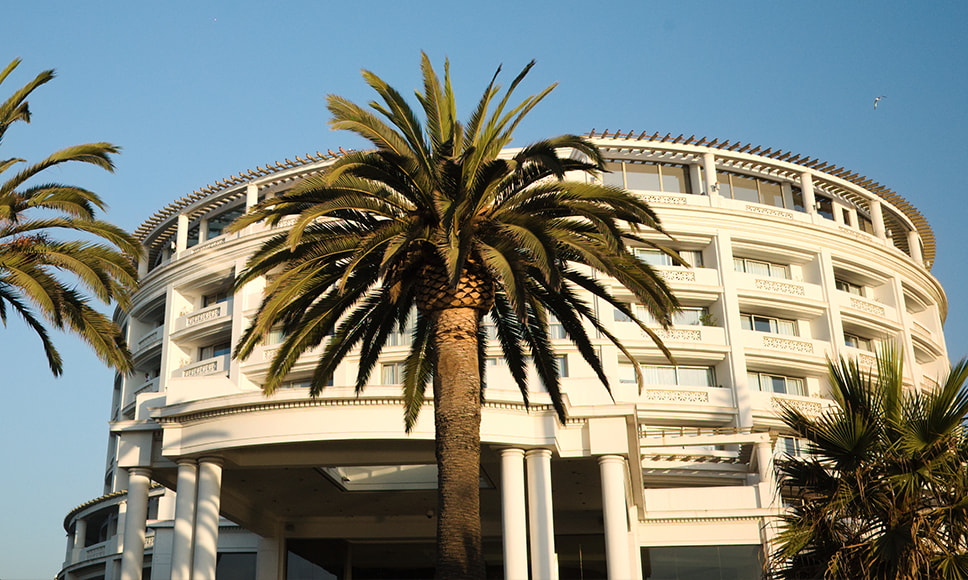 Edificio de casino con palmeras en el exterior