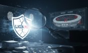 Lupa sobre el escudo de la Liga MX en una pantalla con gráficos digitales.