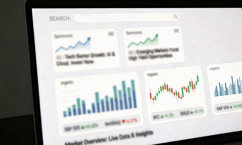 Pantalla con gráficos financieros y anuncios patrocinados en buscador.