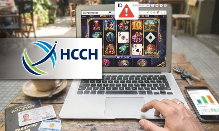 Portátil con juego de casino online, aviso de alerta y documentos personales