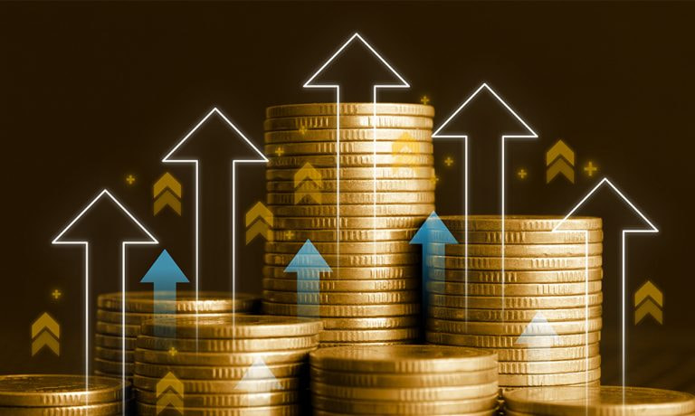 Pilas de monedas doradas con flechas hacia arriba superpuestas.