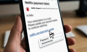 Teléfono mostrando un correo falso de Netflix con enlace y campo de contraseña.