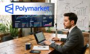 Hombre trabajando con gráficos financieros y pantalla con logo de Polymarket