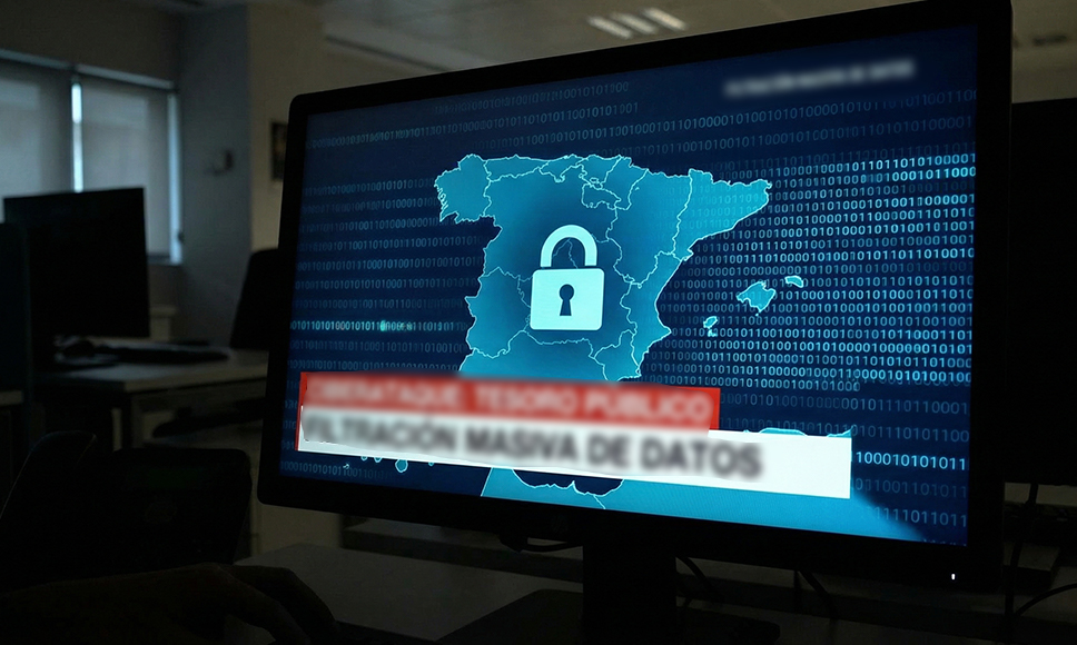 Pantalla con mapa de España y candado, con aviso de filtración masiva de datos.