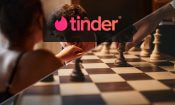Una pareja en una cita y una partida de ajedrez con el logo de Tinder superpuesto