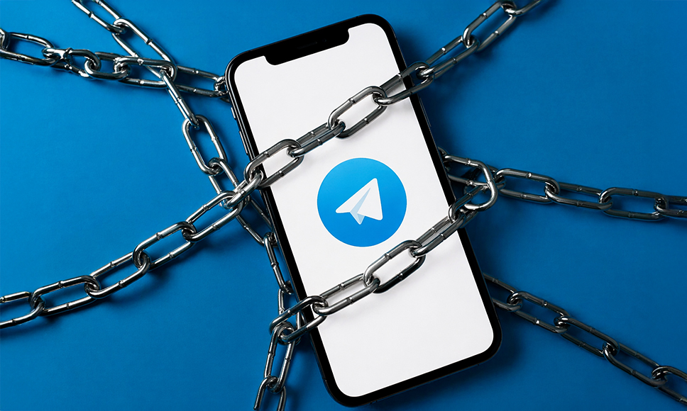 Móvil con el logo de Telegram rodeado por cadenas metálicas sobre fondo azul.