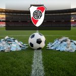 Balón de fútbol en estadio con montones de dinero y escudo de River Plate