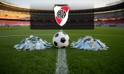 Balón de fútbol en estadio con montones de dinero y escudo de River Plate
