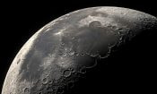 Superficie de la Luna con cráteres iluminados sobre fondo negro del espacio