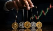 Manipulación de criptomonedas representadas como marionetas frente a gráfico financiero digital.