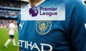 Camiseta del Manchester City con logo de la Premier League en estadio.