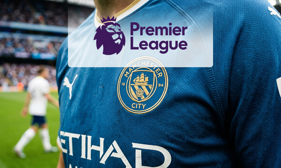 Camiseta del Manchester City con logo de la Premier League en un estadio.