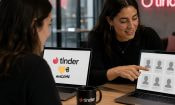 Dos mujeres revisan perfiles en Tinder durante una conversación sobre seguridad y citas online.