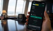 Pantalla de inicio de sesión de bet365 abierta en un móvil dentro de un despacho oficial.