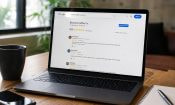 Reseñas de Google abiertas en un portátil sobre una mesa de trabajo.