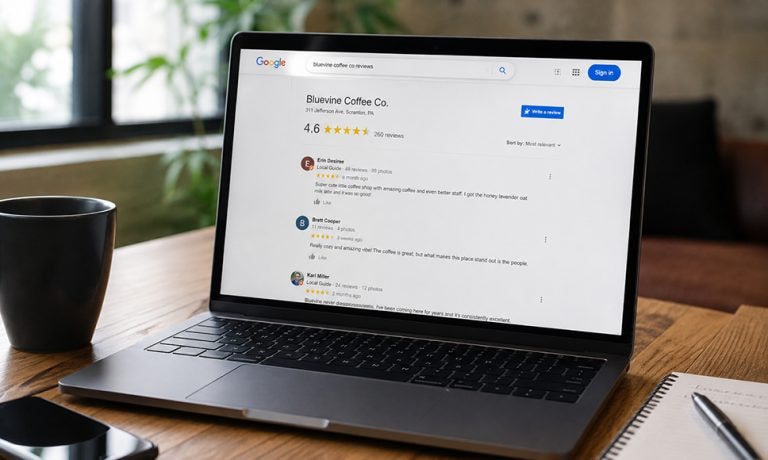 Reseñas de Google abiertas en un portátil sobre una mesa de trabajo.