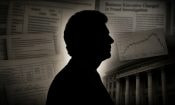 La sombra de un hombre de perfil en blanco y negro con artículos de periódico de fondo.