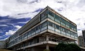 Edificio del casino de Necochea con signos visibles de abandono