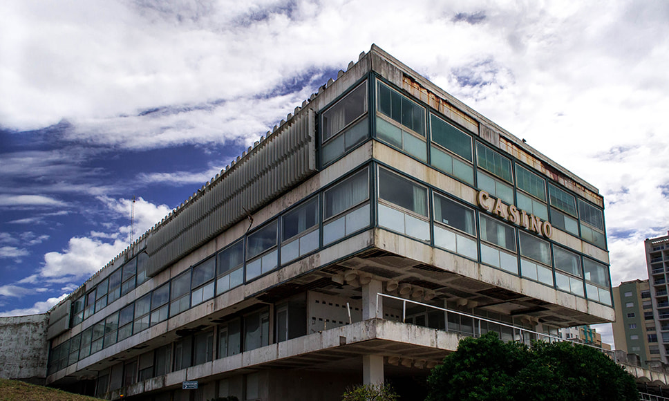 Edificio del casino de Necochea con signos visibles de abandono