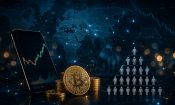 Monedas de criptomonedas, gráfico de inversión y esquema piramidal sobre un fondo tecnológico.
