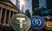 Monedas de Tether y USD Coin frente a edificios bancarios y financieros.