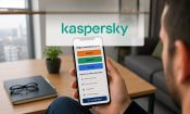 Hombre con el móvil en una app falsa de asistentes de IA (Claude, ChatGPT, Gemini) que pide datos bancarios, con el logo de Kaspersky superpuesto.