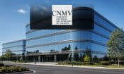 Edificio moderno con el logotipo de la CNMV, relacionado con las advertencias sobre fraudes de inversión.