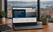 Ordenador portátil con una supuesta plataforma de inversión abierta frente a la vista de la ciudad de Vigo.