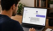 Hombre consultando un chatbot de inteligencia artificial en su portátil, que responde a sus preguntas en una interfaz de chat.