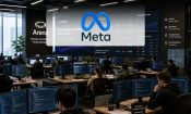 Logotipo de Meta superpuesto a una oficina llena de pantallas con la plataforma de mercados de predicciones Arena.