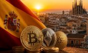 Monedas de Bitcoin, Ethereum y Cardano junto a la bandera de España con la Sagrada Familia de Barcelona al atardecer.