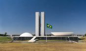 Sede del Congreso Nacional de Brasil en Brasilia con la bandera brasileña ondeando.