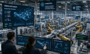 Dos técnicos supervisan dashboards de IA industrial en una fábrica inteligente con brazos robóticos y paneles de producción optimizada.
