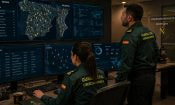 Agentes de la Guardia Civil de la Cibercomandancia analizando un mapa de España y estadísticas de incidentes cibernéticos.