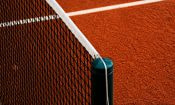 Red y poste de una pista de tenis de tierra batida, sobre el amaño de partidos sancionado por la ITIA.